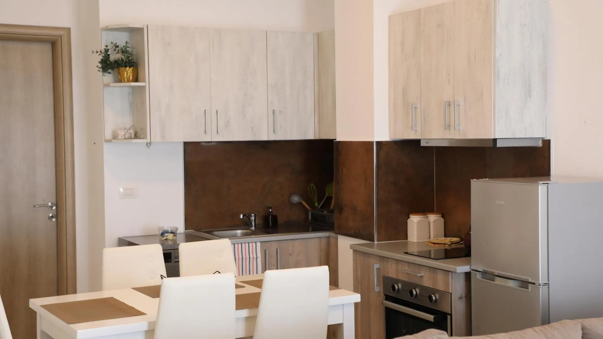 Saranda Apartaments Meta 0*, Sarandë